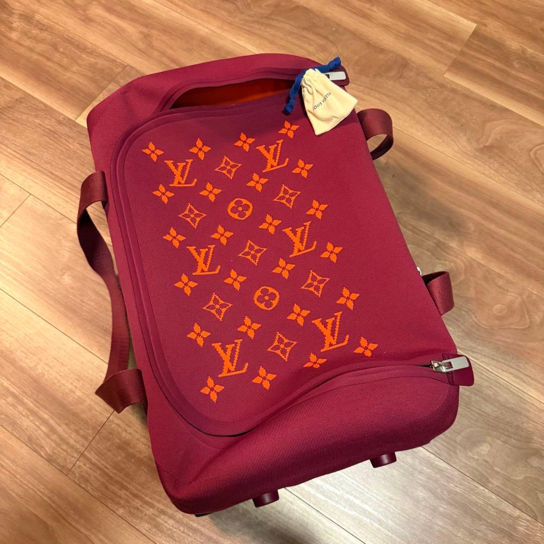 赤いモノグラムデザインボストンバッグ