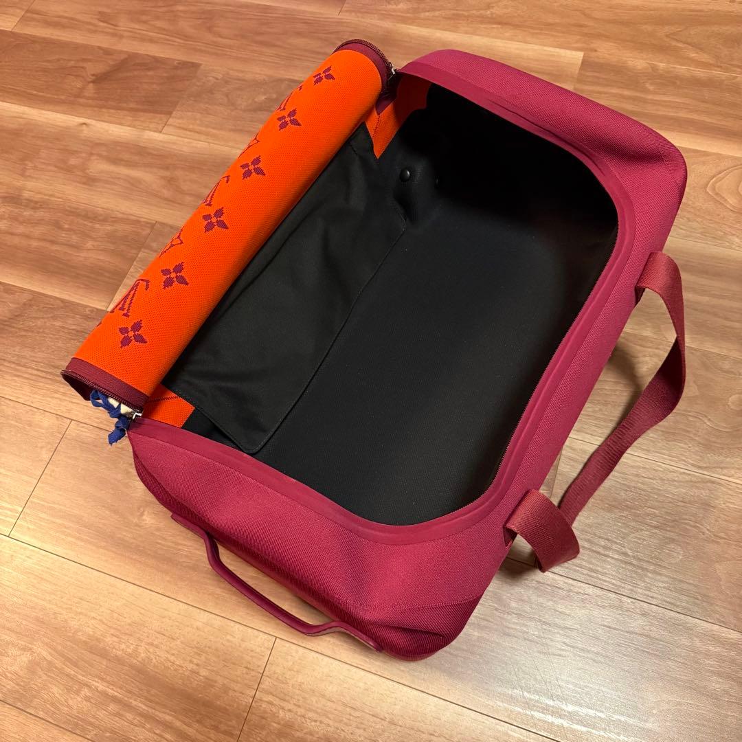 赤いモノグラムデザインボストンバッグ