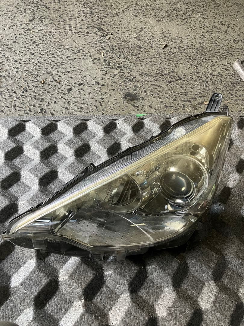 【nhp10】アクア前期　純正ヘッドライト 左右セット