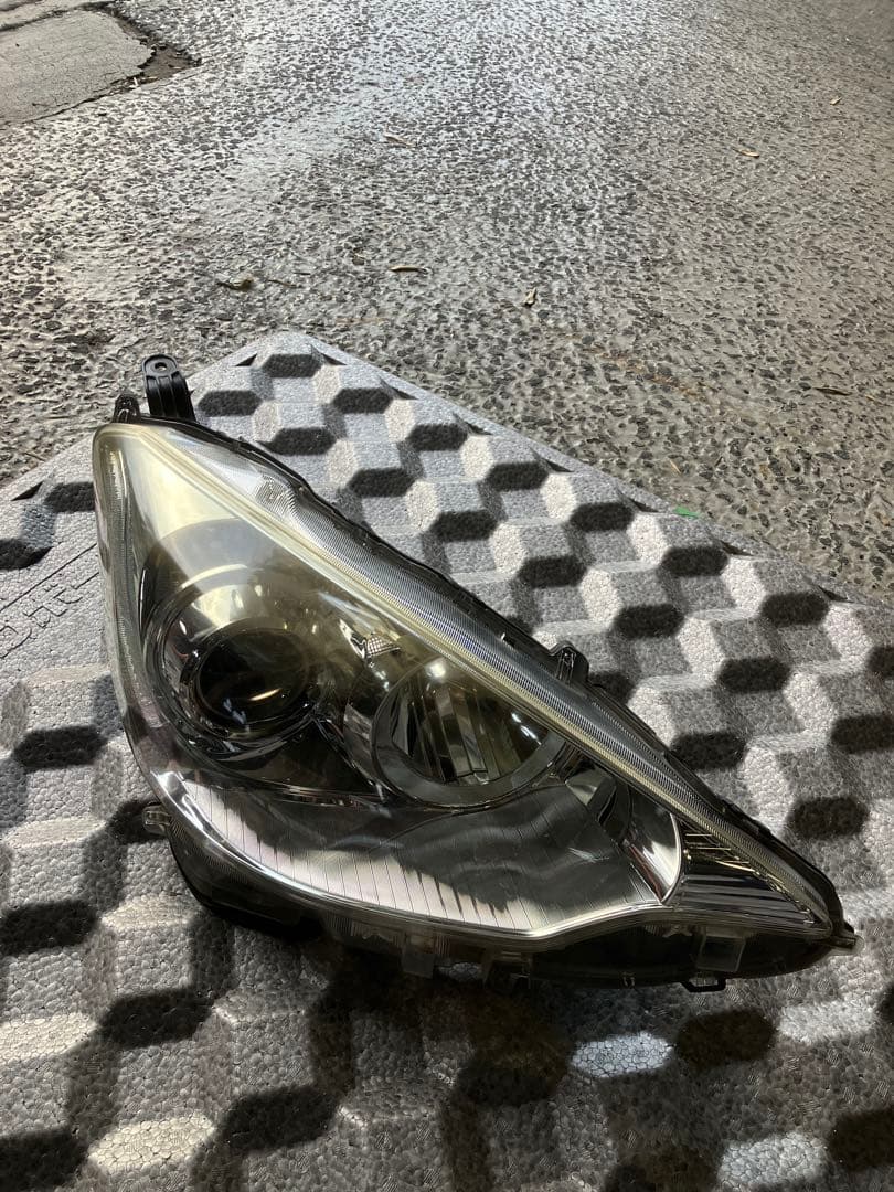 【nhp10】アクア前期　純正ヘッドライト 左右セット