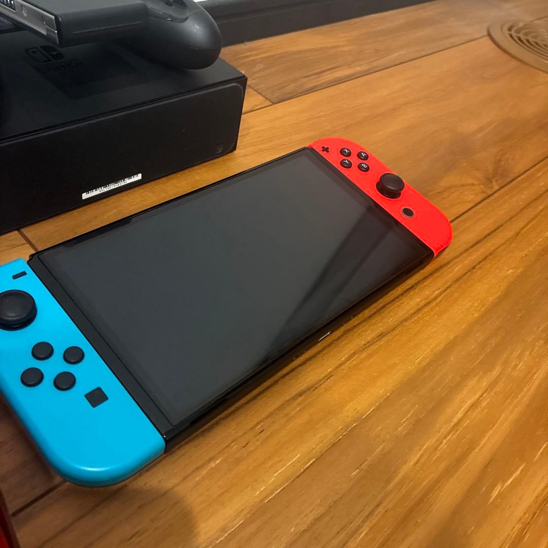 【日曜日までの出品】ニンテンドーSwitch 有機EL 美品　ソフトセット