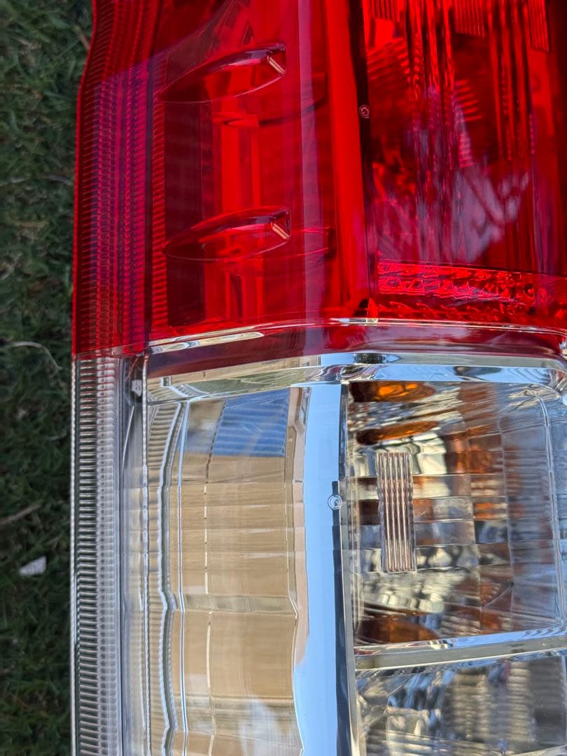 k*a様 トヨタ 200系ハイエース純正テールランプ左右セット