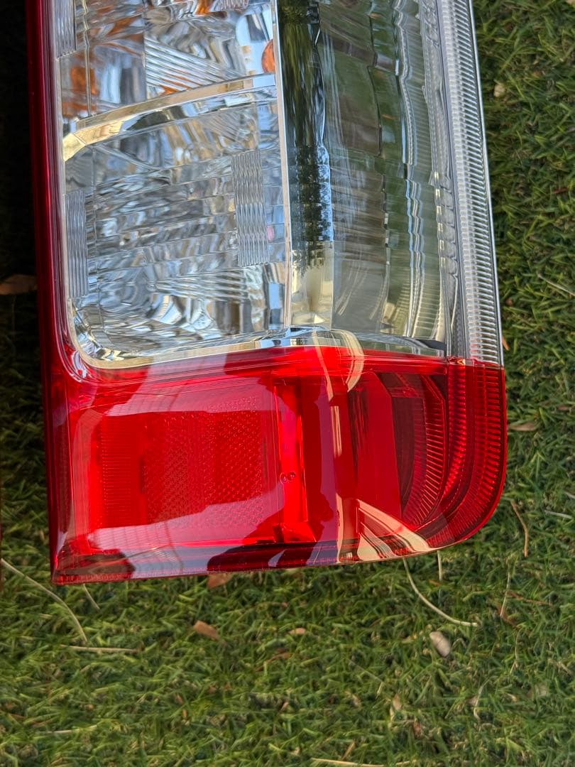 k*a様 トヨタ 200系ハイエース純正テールランプ左右セット