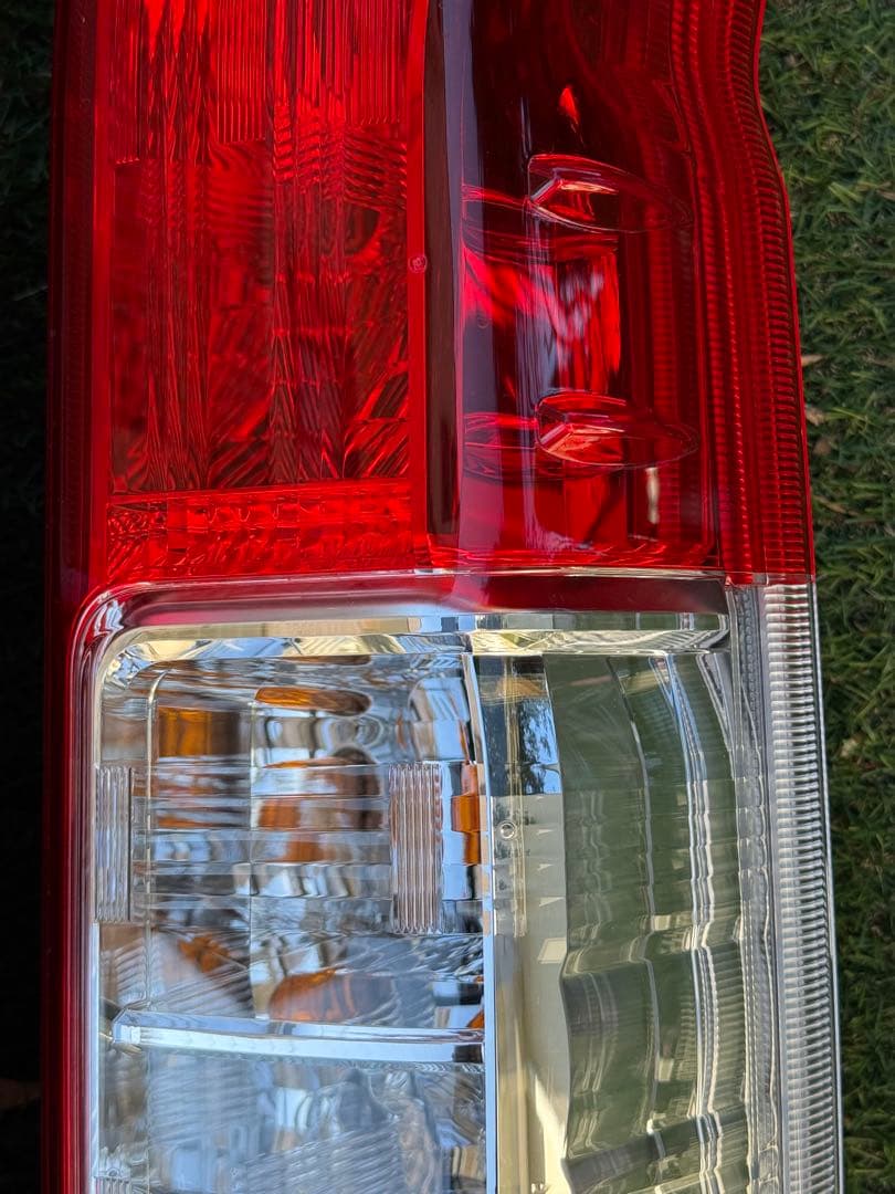 k*a様 トヨタ 200系ハイエース純正テールランプ左右セット