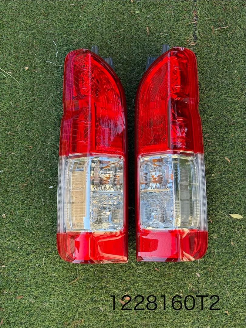 k*a様 トヨタ 200系ハイエース純正テールランプ左右セット
