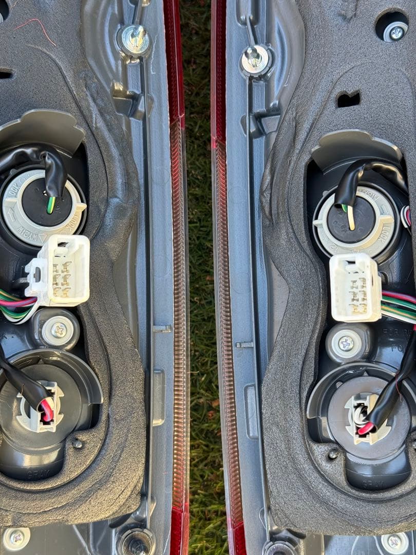 k*a様 トヨタ 200系ハイエース純正テールランプ左右セット