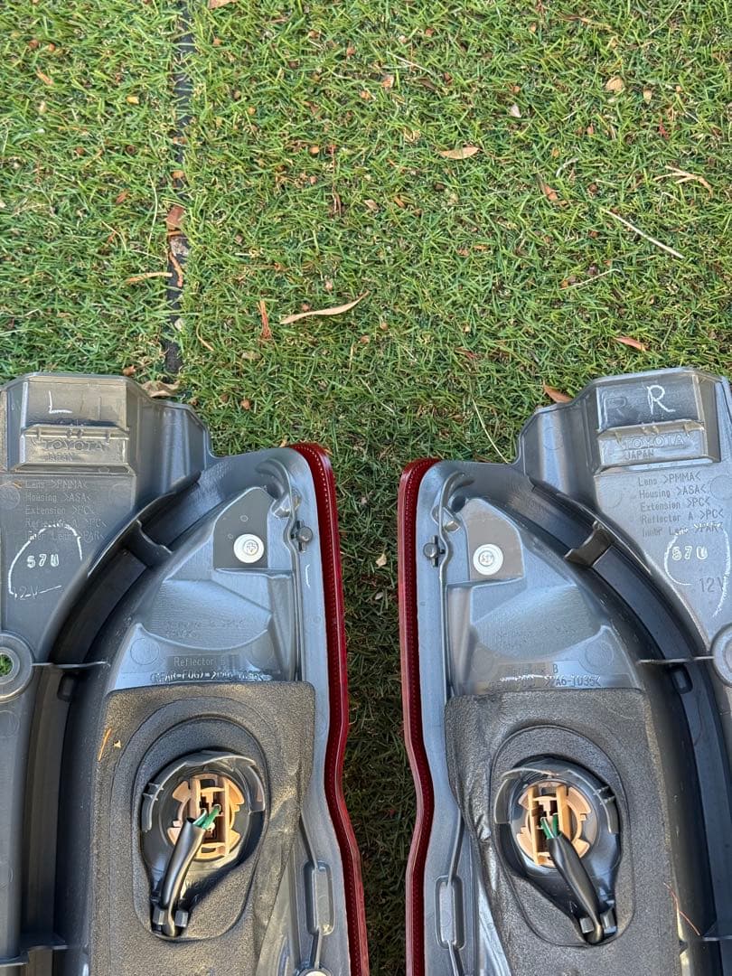 k*a様 トヨタ 200系ハイエース純正テールランプ左右セット