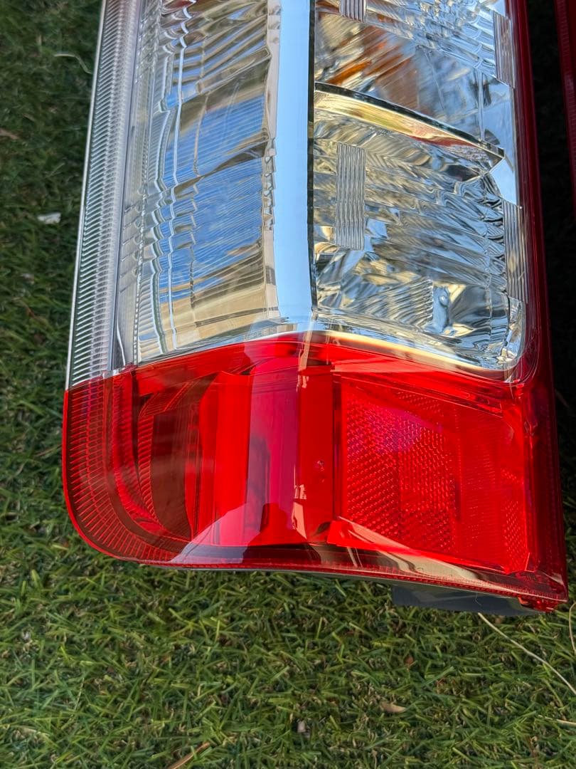 k*a様 トヨタ 200系ハイエース純正テールランプ左右セット