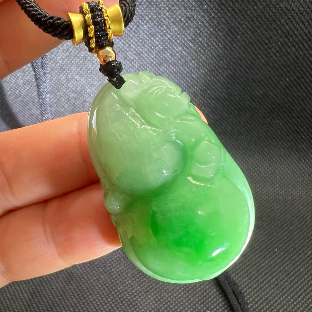 天然Aランク陽緑翡翠のひょうたん貔恘彫りペンダントアップルグリーンAB905
