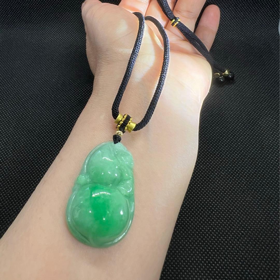 天然Aランク陽緑翡翠のひょうたん貔恘彫りペンダントアップルグリーンAB905