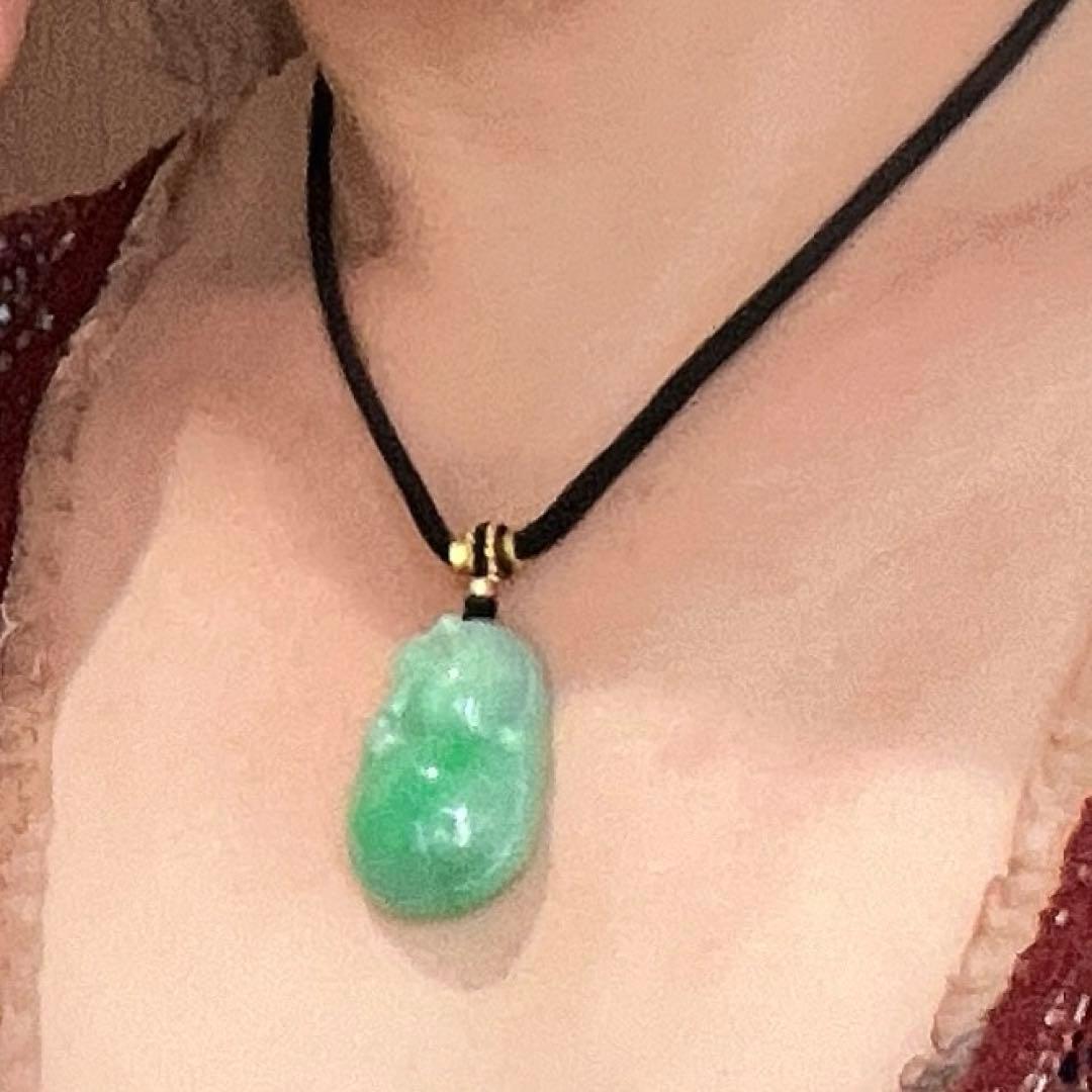 天然Aランク陽緑翡翠のひょうたん貔恘彫りペンダントアップルグリーンAB905