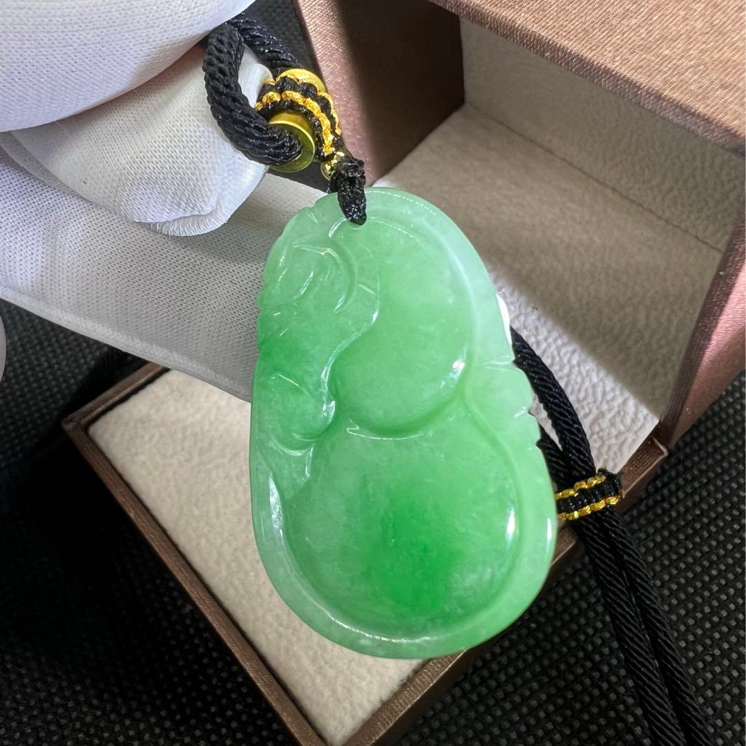 天然Aランク陽緑翡翠のひょうたん貔恘彫りペンダントアップルグリーンAB905