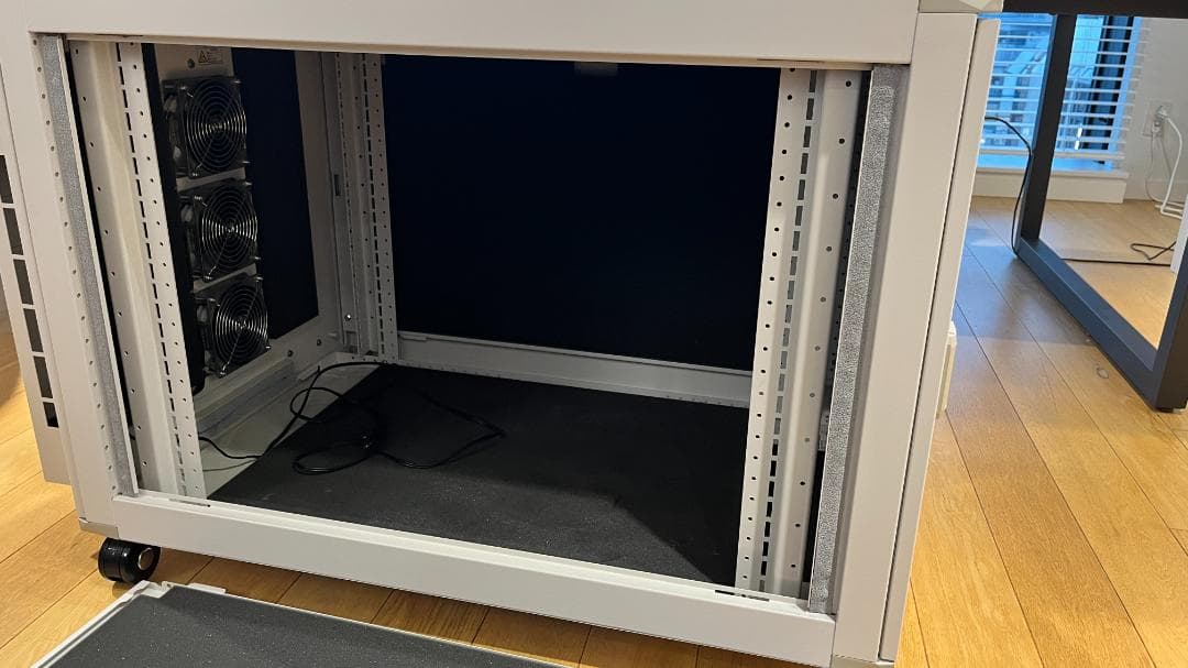 東京　直接引取　静音サーバーラック「W600×H669×D1,000」