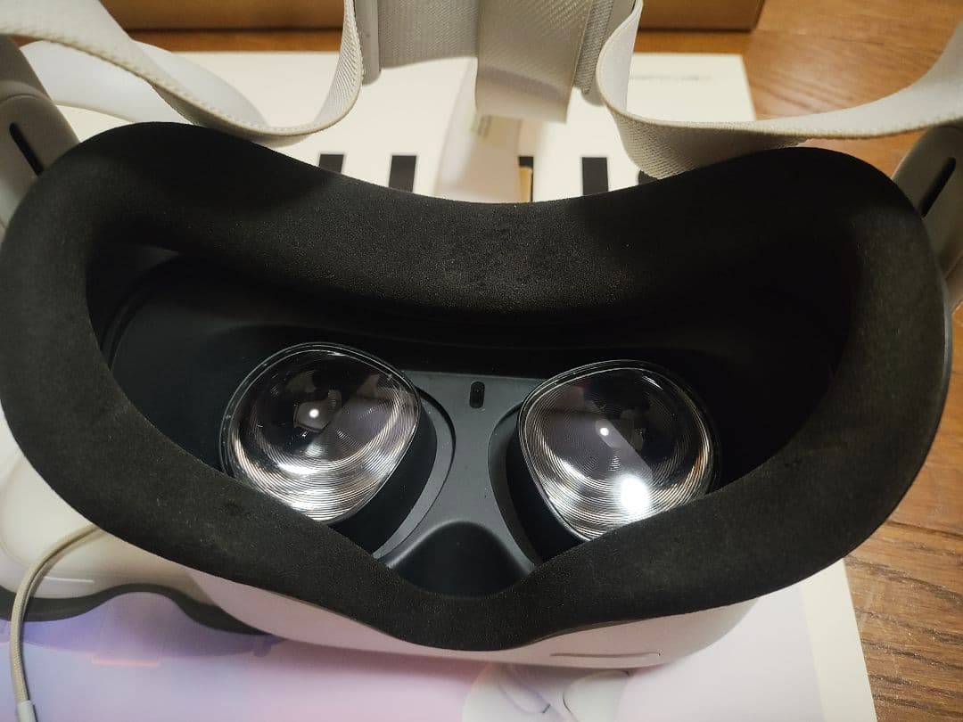  Quest 2 本体とコントローラー