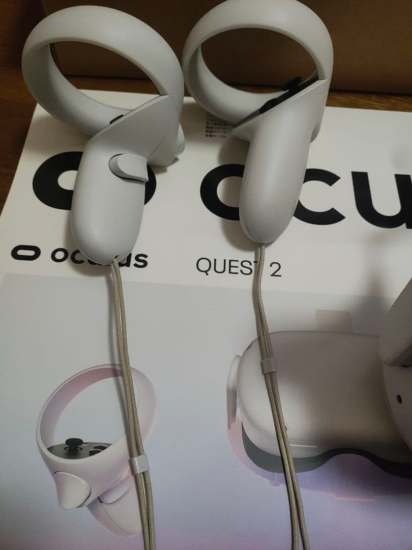  Quest 2 本体とコントローラー