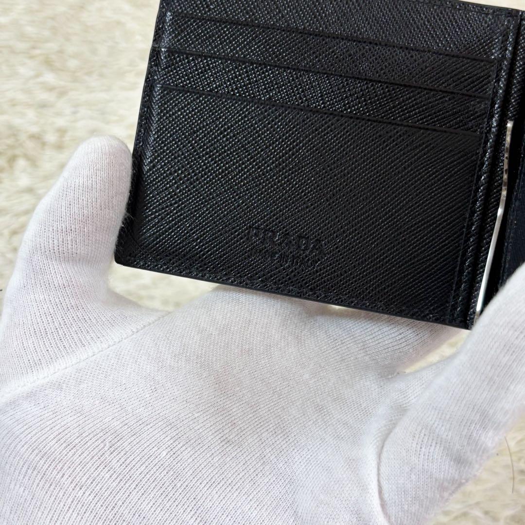 【極美品】プラダ マネークリップ メタルロゴ サフィアーノ ブラック 黒