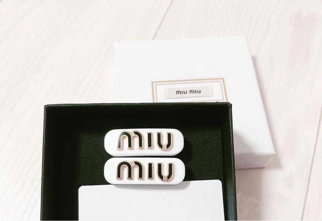 miu miu ロゴ入りヘアピン 2個セット
