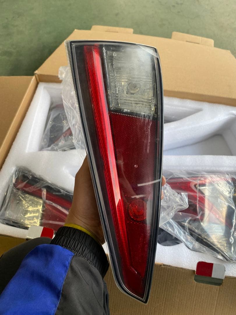 ZVW50/51プリウス純正テールレンズ