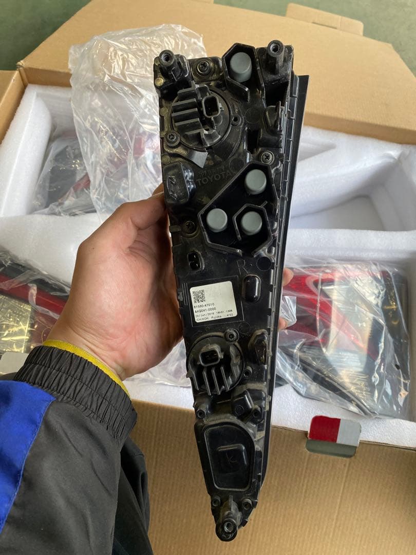 ZVW50/51プリウス純正テールレンズ