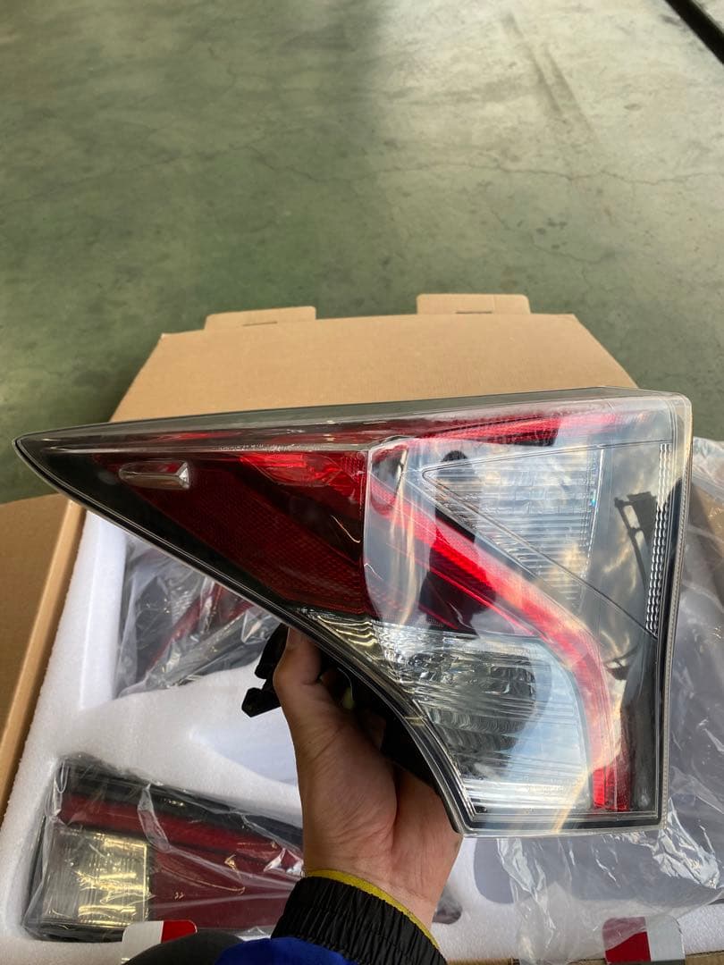 ZVW50/51プリウス純正テールレンズ