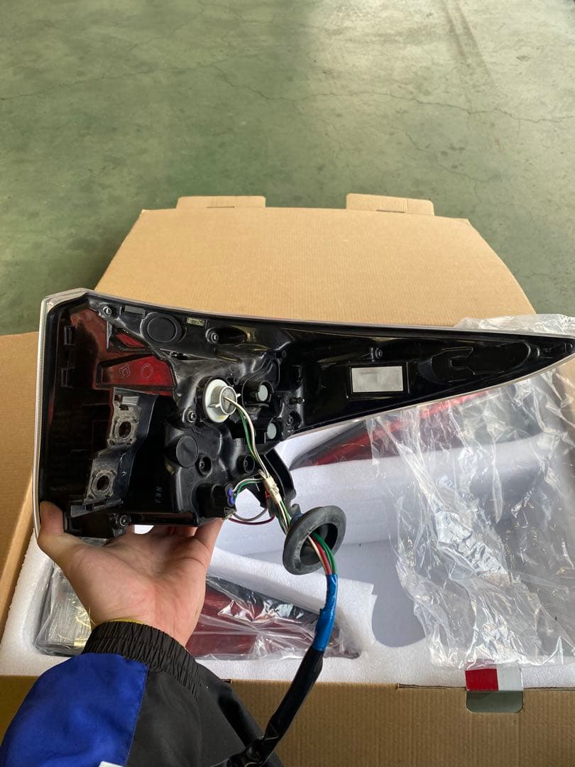 ZVW50/51プリウス純正テールレンズ