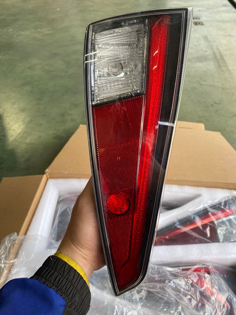 ZVW50/51プリウス純正テールレンズ