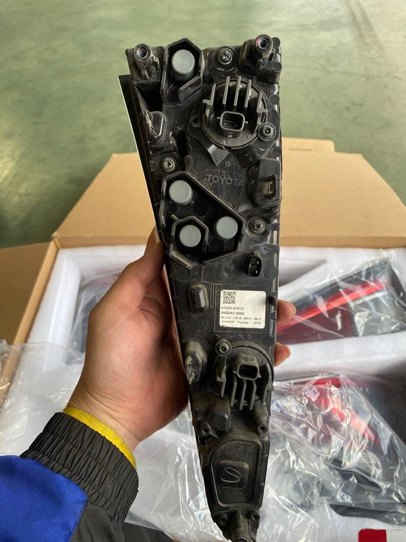 ZVW50/51プリウス純正テールレンズ