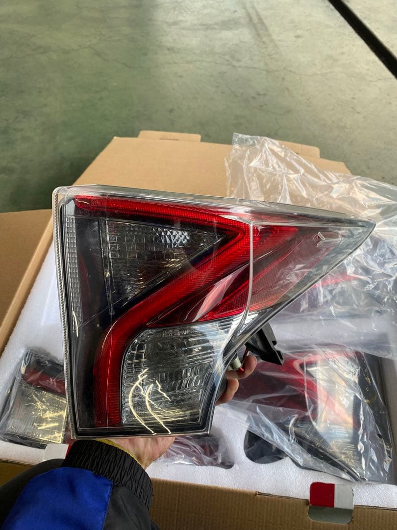 ZVW50/51プリウス純正テールレンズ