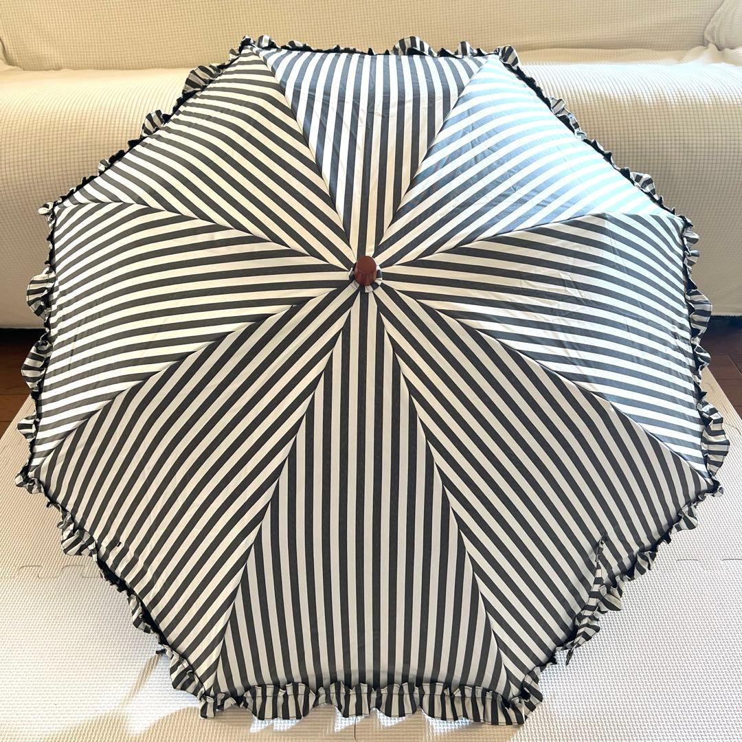 人気完売　サンバリア100 2段折フリル白黒ストライプ　日傘
