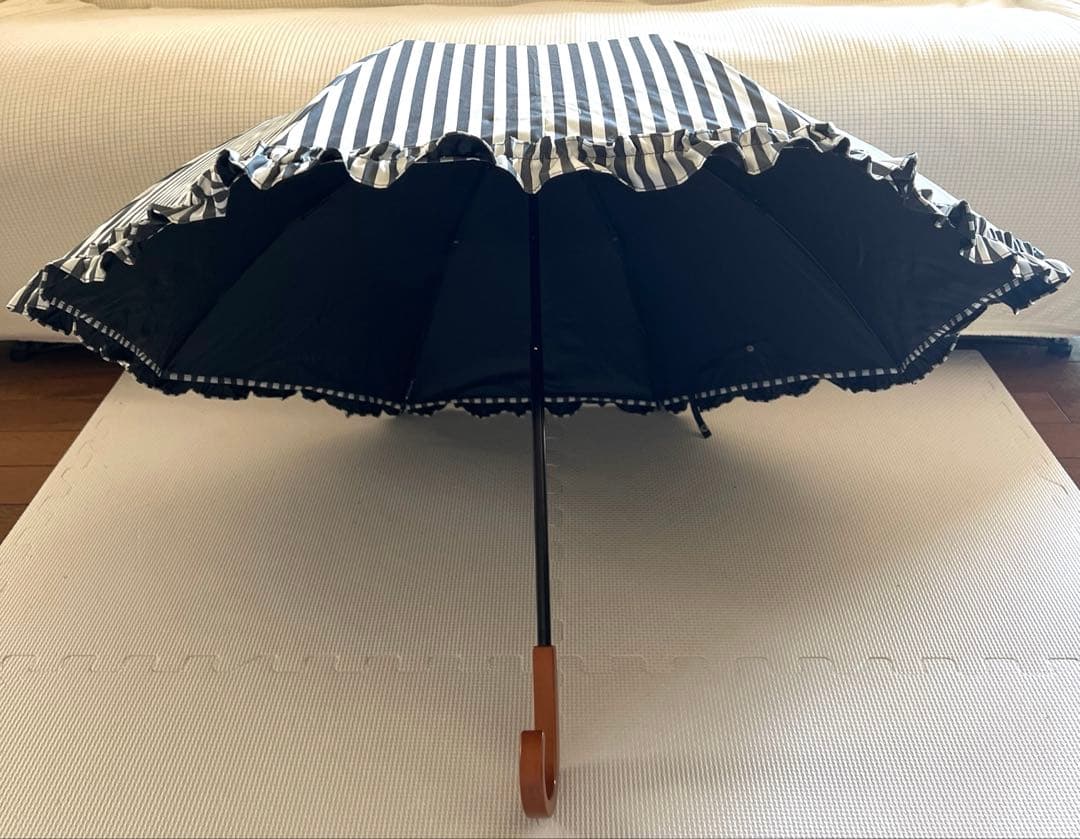 人気完売　サンバリア100 2段折フリル白黒ストライプ　日傘