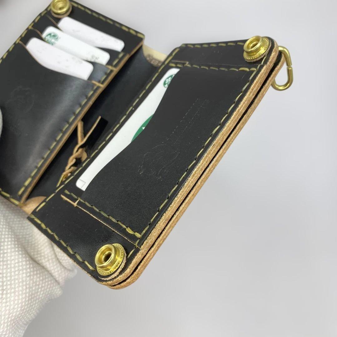 折らずお札収納 丘染めブラックの無骨トラッカーウォレット マチ 引手 小判かん