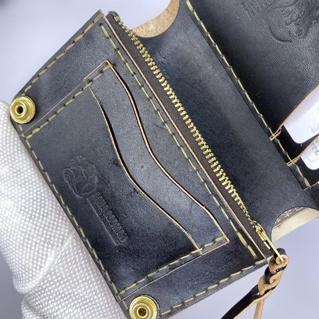 折らずお札収納 丘染めブラックの無骨トラッカーウォレット マチ 引手 小判かん