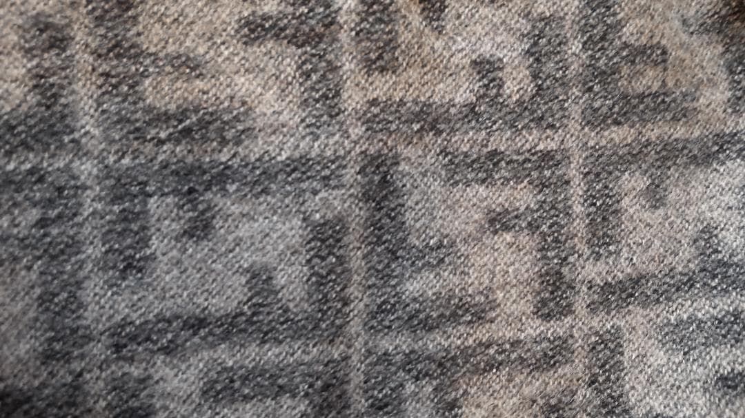 フェンディ　マフラー　ズッカ柄グレー系