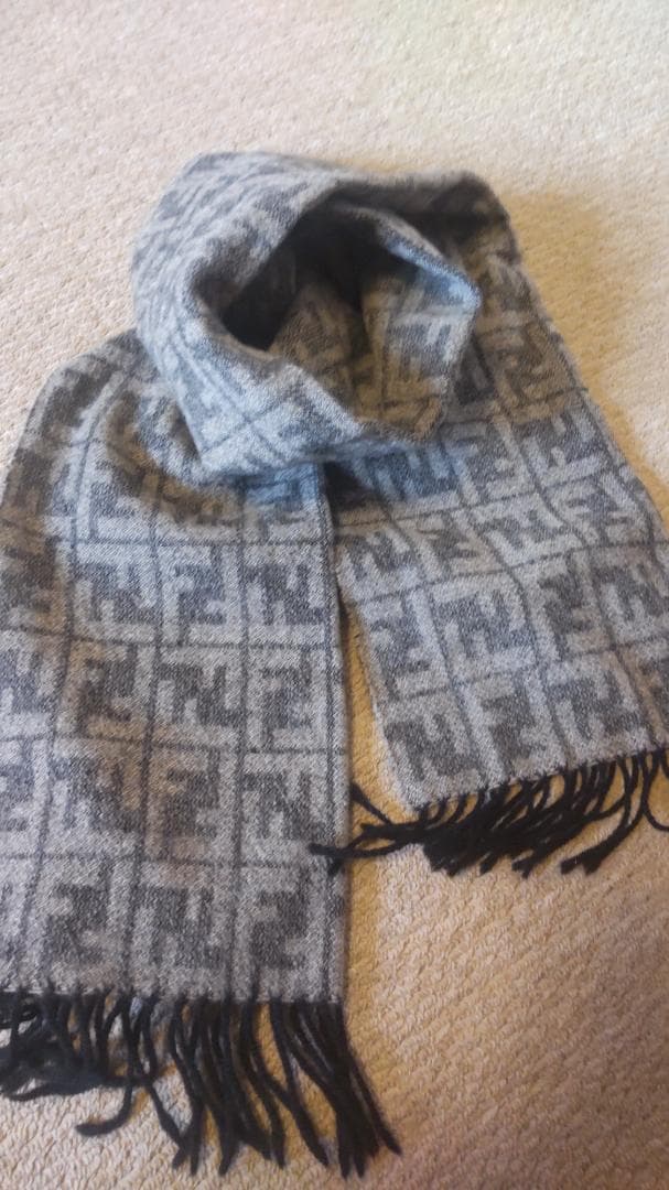 フェンディ　マフラー　ズッカ柄グレー系