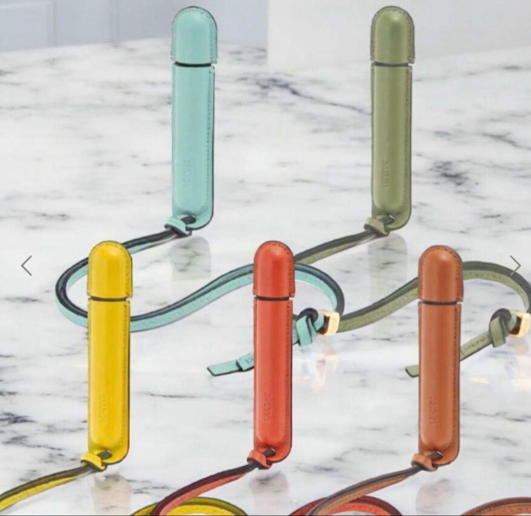 美品☆LOEWE レザー チャーム ライトブルー　香水　ロエベ