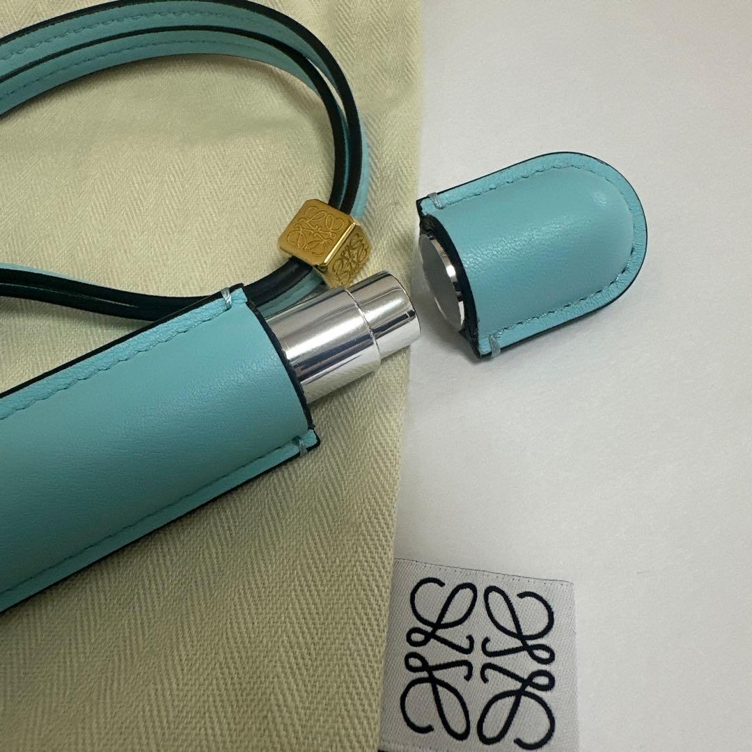 美品☆LOEWE レザー チャーム ライトブルー　香水　ロエベ