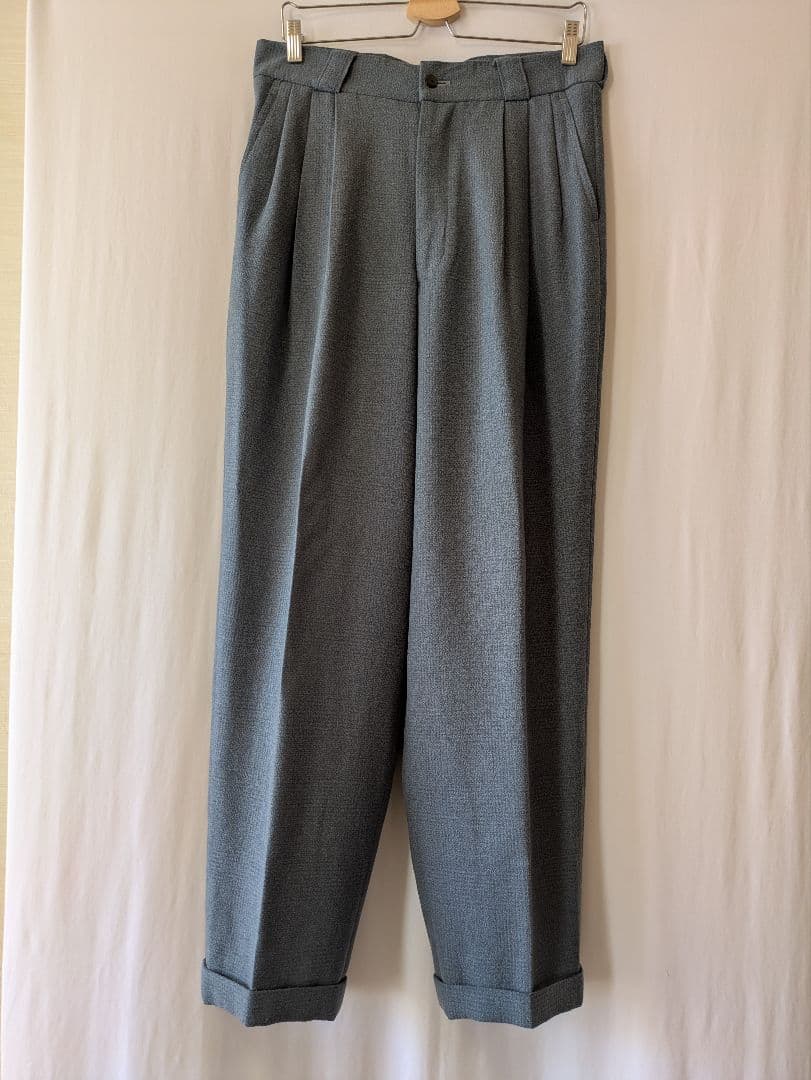 BBCOのライトグリーンのダブルジャケットとストレートパンツのセットアップスーツ