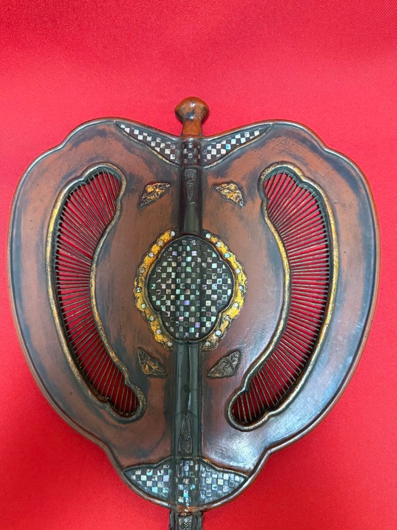 中国美術 螺鈿細工 竹組 朱黒漆螺鈿漆蒔絵軍配 大漆嵌螺鈿軍配団扇 古武具 唐物