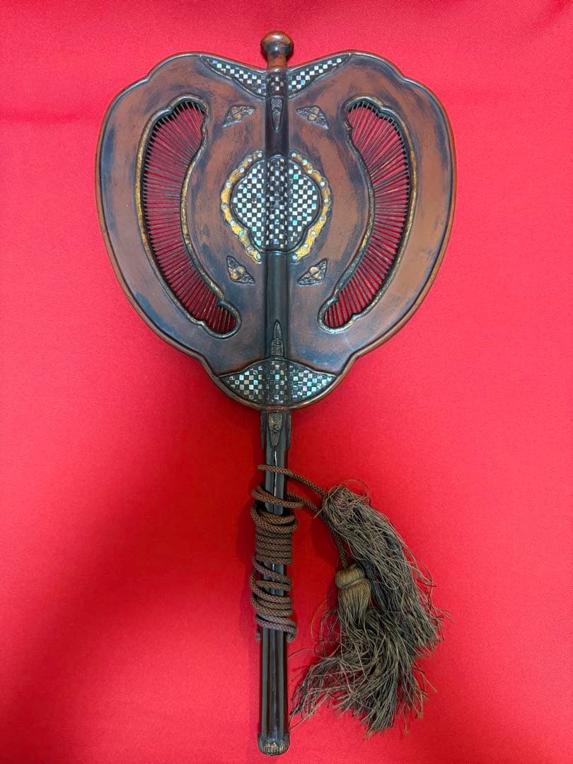 中国美術 螺鈿細工 竹組 朱黒漆螺鈿漆蒔絵軍配 大漆嵌螺鈿軍配団扇 古武具 唐物