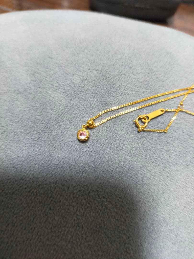 18金ネックレス ピンクの宝石付き
