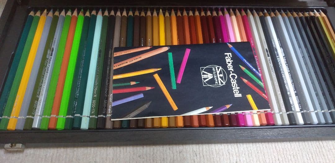 アルブレヒト・デューラーのファーバーカステルの木箱入り100色