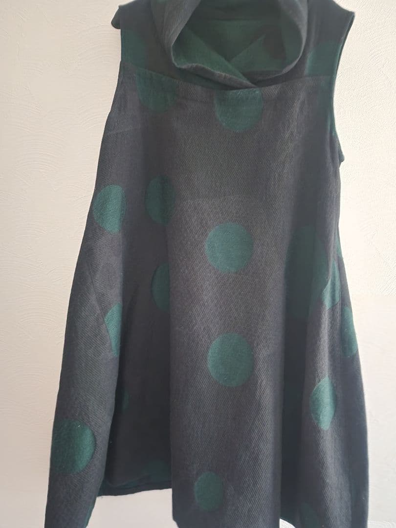 慈雨　黒地にグリーンのドット柄　フード付き　チュニック丈