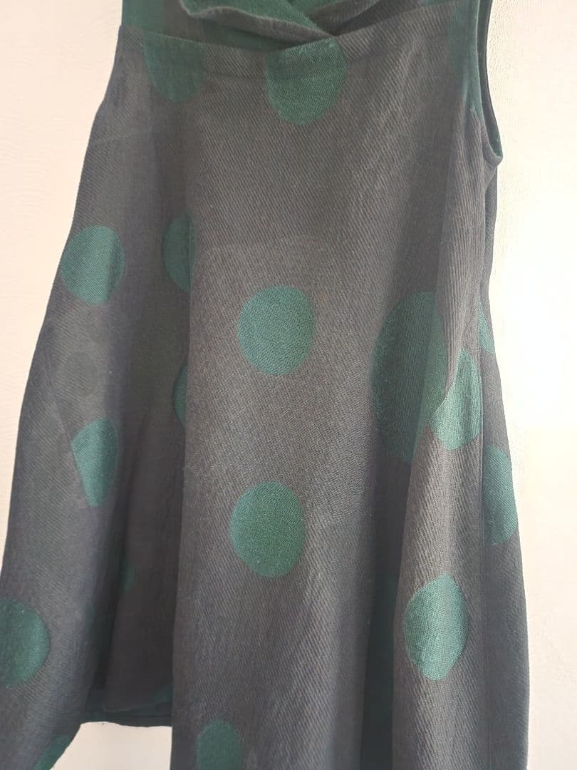 慈雨　黒地にグリーンのドット柄　フード付き　チュニック丈