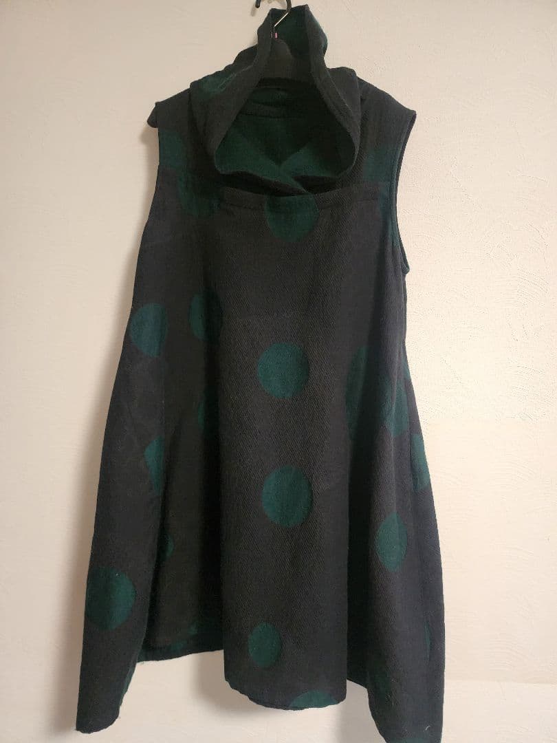 慈雨　黒地にグリーンのドット柄　フード付き　チュニック丈