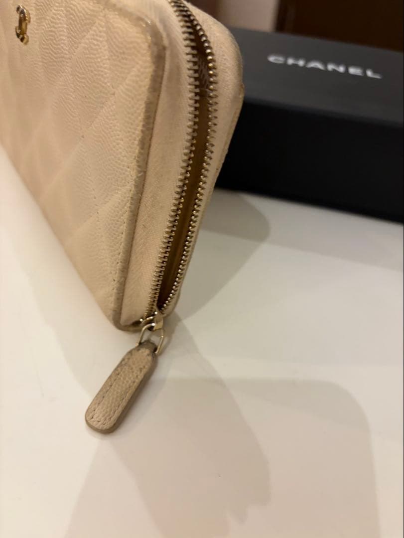 CHANEL シャネル　長財布　キャビアスキン　白