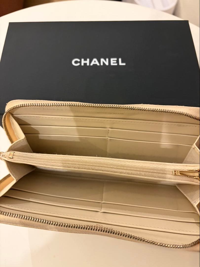 CHANEL シャネル　長財布　キャビアスキン　白