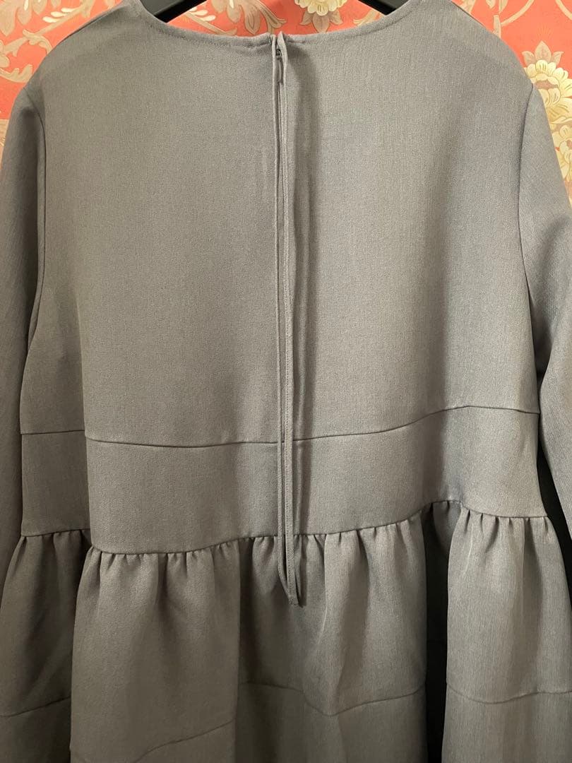 ひ*ー様 yori ランダムティアードショートドレス　グレー 長袖ワンピース