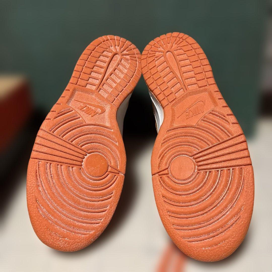 ナイキ ダンク ハイ LE ホワイトとオレンジブレイズのカラー