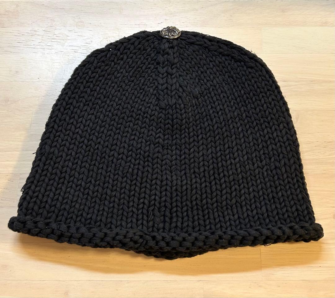 黒のニット帽 十字架レザーアップリケ付き