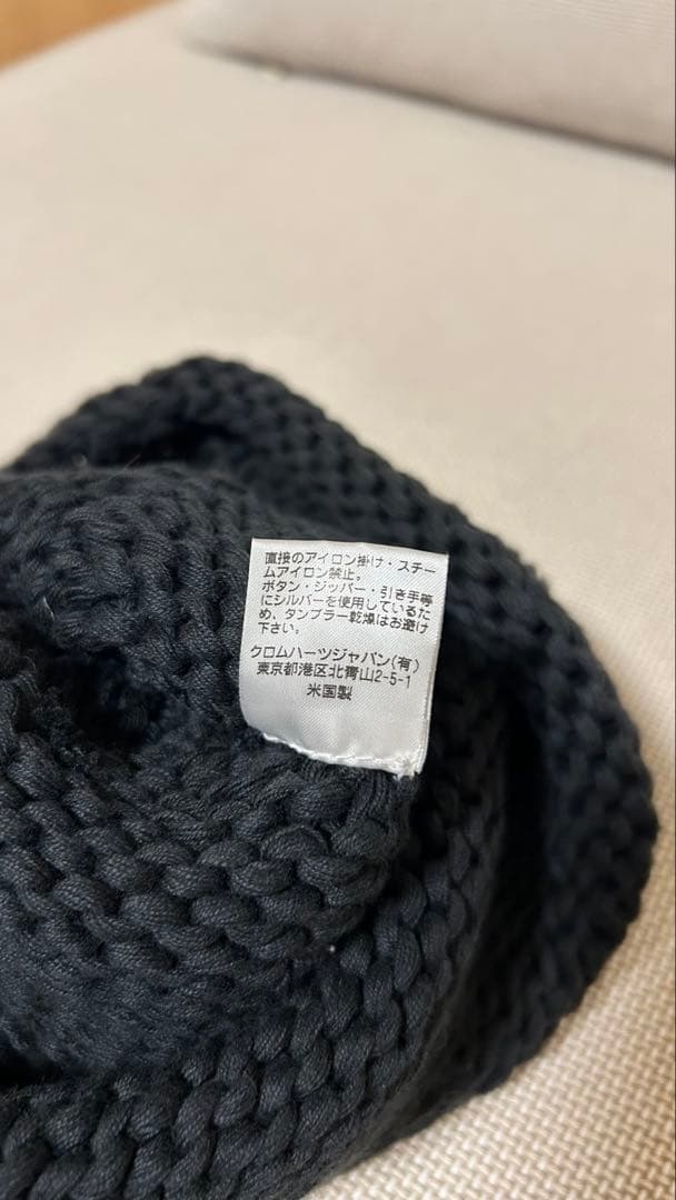 黒のニット帽 十字架レザーアップリケ付き